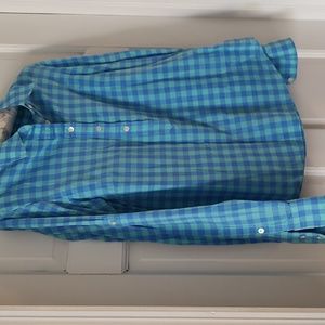 Women's Vineyard Vines top. Size 2 adjustable sleeves. Mother of pearl buttons